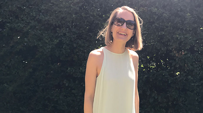 Photo de la blogueuse Charlotte Tourmente, patiente SEP, médecin et journaliste portant des lunettes de soleil