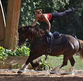 Camille, patiente atteinte de sclérose en plaques, en train de pratiquer l'équitation
