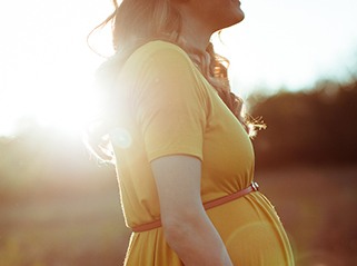  Femme enceinte dans un champs 