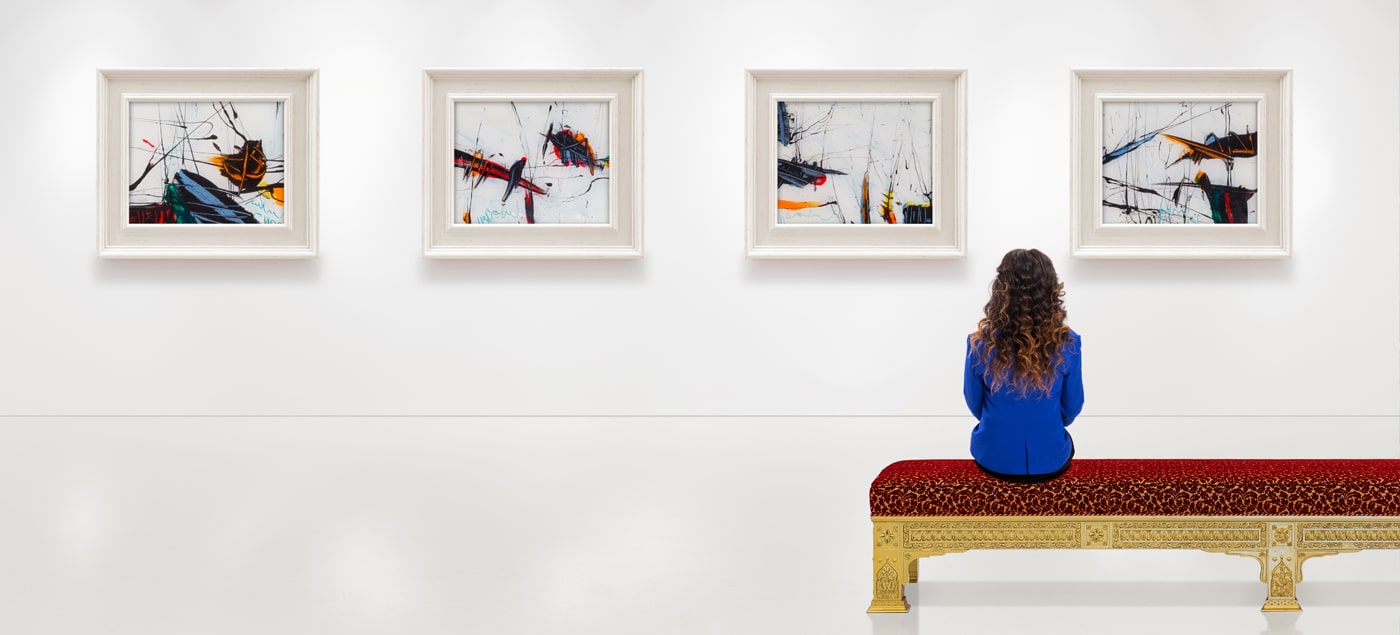 Une femme regardant des tableaux dans une galerie d’art