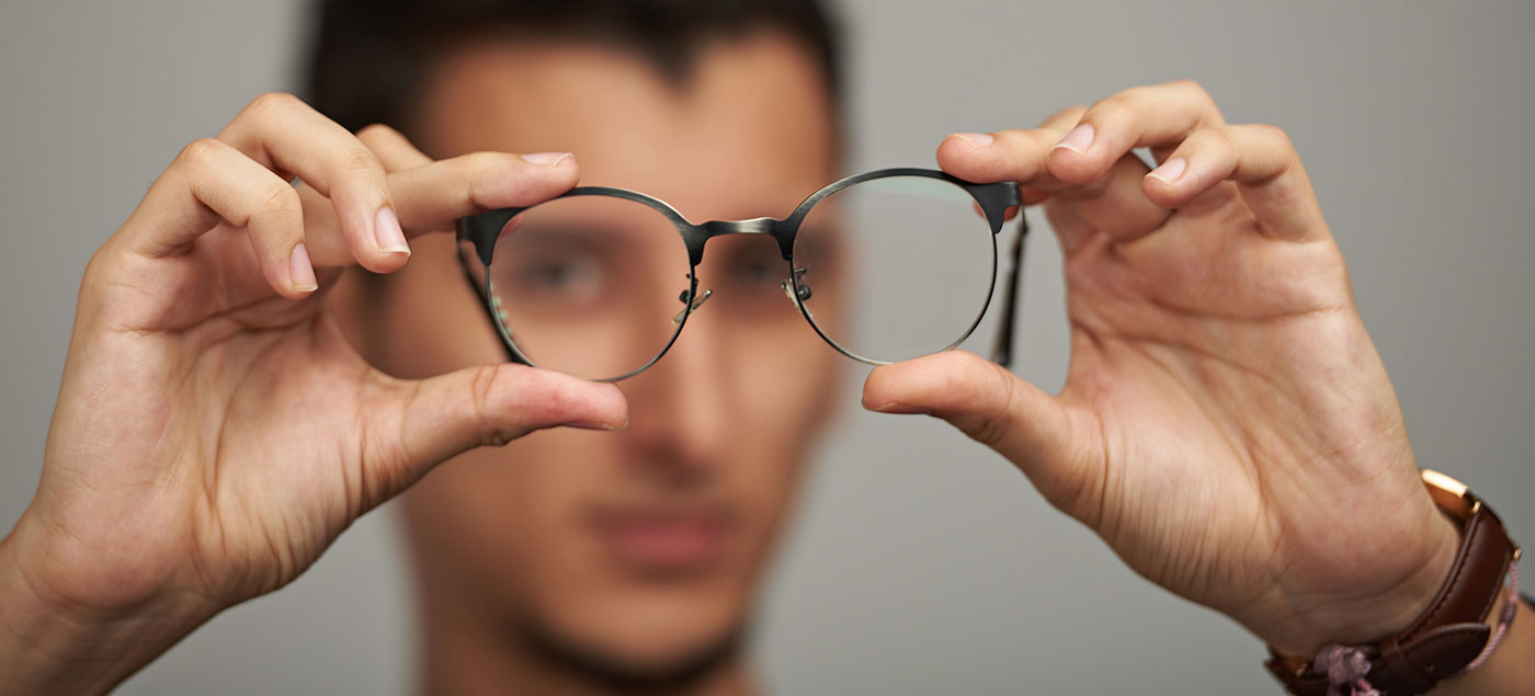 Symptômes de la sclérose en plaques (SEP) : La névrite optique et les troubles oculomoteurs entrainent soit une baisse de la vue, soit des perturbations de la vision.