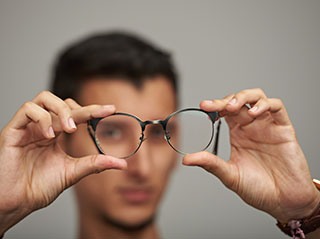 Symptômes de la sclérose en plaques (SEP) : La névrite optique et les troubles oculomoteurs entrainent soit une baisse de la vue, soit des perturbations de la vision.