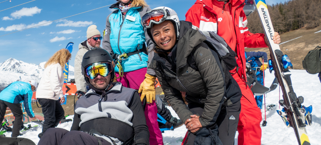 Un skieur sur une piste de ski