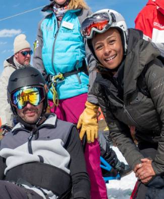 Un skieur sur une piste de ski