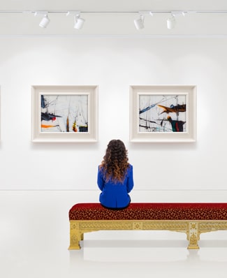 Une femme regardant des tableaux dans une galerie d’art