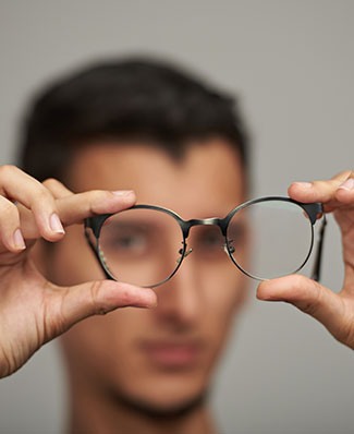 Symptômes de la sclérose en plaques (SEP) : La névrite optique et les troubles oculomoteurs entrainent soit une baisse de la vue, soit des perturbations de la vision.