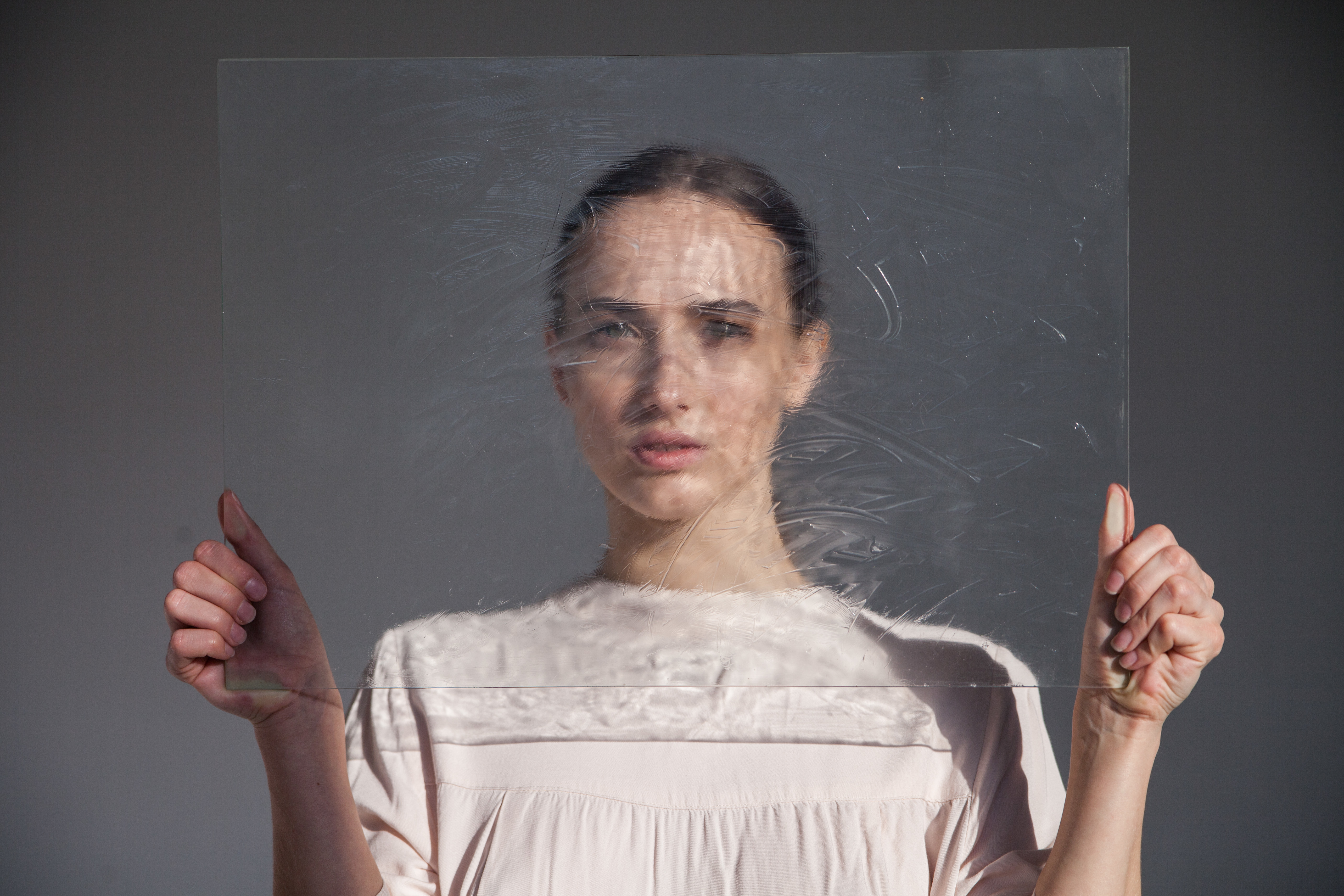 Sclérose en plaques : jeune femme souffrant de troubles psychologiques et troubles de l’humeur.